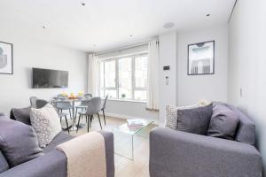 un soggiorno con 2 divani e un tavolo di Westminster Abbey - CityApartmentStay a Londra