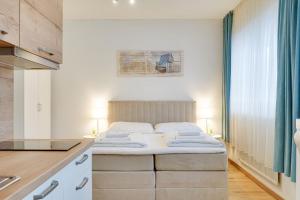 1 dormitorio pequeño con 1 cama en la cocina en Wohnen auf Zeit - Studiowohnung Innsbruck en Innsbruck
