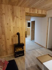 uma sala de estar com um fogão a lenha num quarto em chambre d'hôtes Ô rendez-vous em Roquefeuil