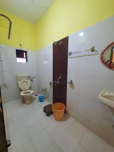 a bathroom with a toilet and a sink at Kshudha-Shanti Homestay (MTDC-Approved) in Ratnagiri