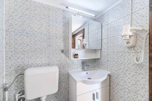 Koupelna v ubytování Alexander House + 34 fotografií