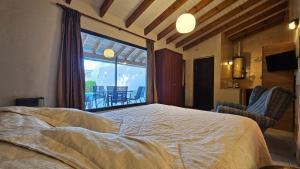 Un dormitorio con una cama y una ventana grande. en Cabaña de Encanto, en San Rafael 32 fotos más