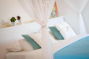 A bed or beds in a room at Blue Home