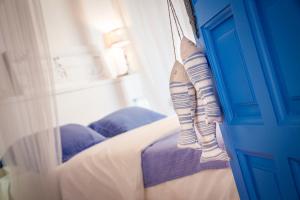 A bed or beds in a room at Blue Home