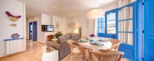 A seating area at Blue Home