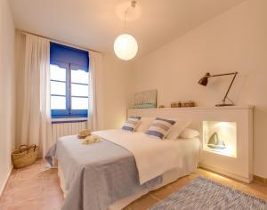 A bed or beds in a room at Blue Home
