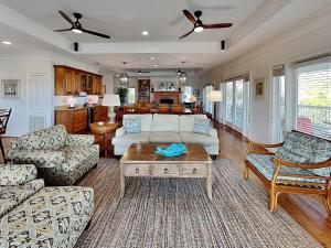 uma sala de estar com um sofá e uma mesa de centro em 5 Oclock Somewhere em Tybee Island