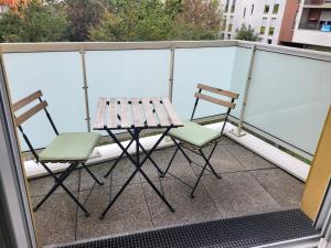 two chairs and a picnic table on a balcony at Appartement Saint-Denis in Saint-Denis