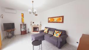 uma sala de estar com um sofá e uma televisão em Vivenda Atanázio By Férias com Sol em Loulé