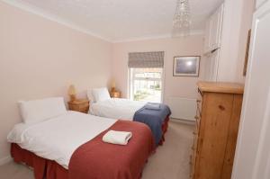 une chambre avec deux lits et une fenêtre dans l'établissement Ashley Cottage, à Sheringham