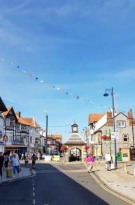 une rue dans une ville avec des gens qui marchent dans la rue dans l'établissement Ashley Cottage, à Sheringham