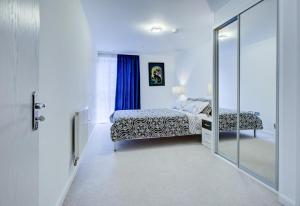 Un pat sau paturi într-o cameră la Luxury 2 bed flat in a new block in East Acton