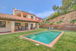 a house with a swimming pool in the yard at Mooie 6P villa met privézwembad, grote tuin en gratis WiFi in Begur in Begur