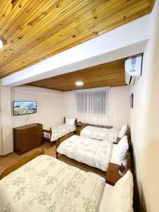 Habitación con 2 camas y TV. en Shkodra Guest House en Shkodër