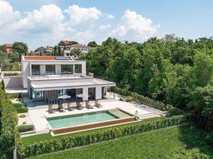 Rajki的住宿－Villa Damian，享有带游泳池的房屋的空中景致