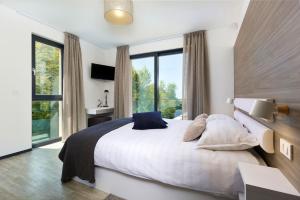 RajkiにあるModern villa Damian with jacuzzi near Porecの大きなベッドと大きな窓のある寝室 +15枚の写真