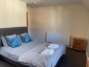 een slaapkamer met een bed met handdoeken erop bij The Nook in Bedford