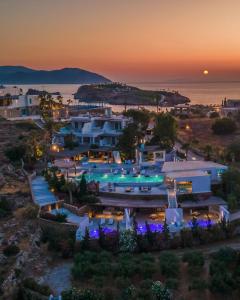 una vista aerea di un resort di notte di Agalia Luxury Suites a Tzamaria