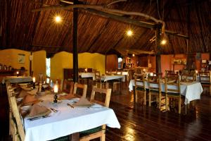jadalnia ze stołami i krzesłami w restauracji w obiekcie Migunga Tented Camp w Mto wa Mbu