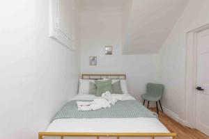 Sage Stay by the Train, We Pay Half Your Parking, Sleeps 10 and Central to Tons of Eating Spots and Nightlife客房内的一张或多张床位