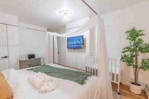 Sage Stay by the Train, We Pay Half Your Parking, Sleeps 10 and Central to Tons of Eating Spots and Nightlife客房内的一张或多张床位