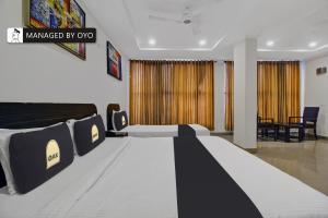 1 dormitorio con 2 camas en una habitación en Super Townhouse Oak N7 Elite, en Hyderabad