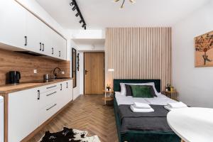 Kuchyňa alebo kuchynka v ubytovaní NovaNest Apartments - Kalwaryjska - by Upstairs