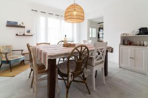 jadalnia ze stołem i krzesłami w obiekcie Villa provençale avec piscine w mieście Velaux