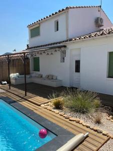 dom z basenem przed domem w obiekcie Villa provençale avec piscine w mieście Velaux