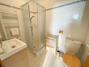 een badkamer met een douche, een toilet en een wastafel bij Le calmette in Beausoleil