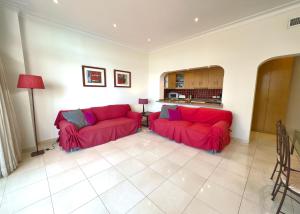 uma sala de estar com dois sofás vermelhos em Skol 2A Amazing 2 Bedroom Apartment Skol Marbella em Marbella