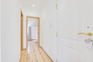 an empty hallway with a door and a mirror at Campolide Charm Apartments in Lisbon