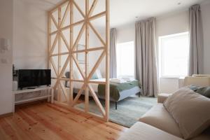 Zimmer mit einer großen Glaswand und einem Bett in der Unterkunft Campolide Charm Apartments in Lissabon