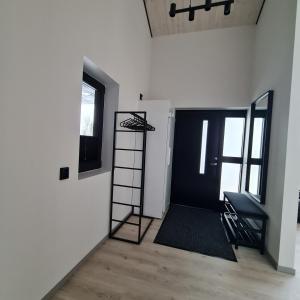 um quarto com uma escada e um cesto de basquetebol em Iso-Syöte Villa Remo em Syöte