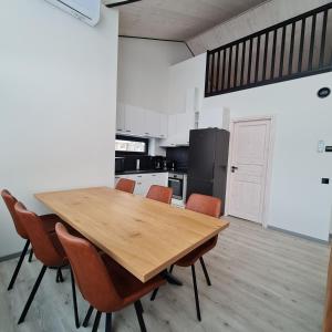 a dining room with a wooden table and chairs at Iso-Syöte Villa Remo in Syöte