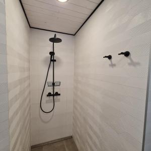 um chuveiro numa casa de banho com 2 cabeças de chuveiro em Iso-Syöte Villa Remo em Syöte