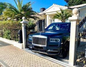 um carro azul estacionado em frente a uma casa em Wilsmann Apartmentvermietung em Hövelhof