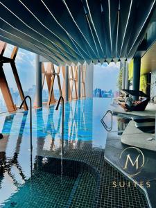 uma piscina com vista para a cidade em Scarletz Suites KLCC by M Suites em Kuala Lumpur