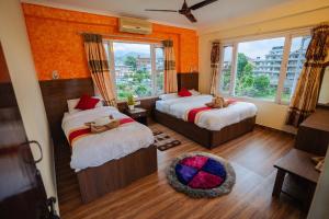 Ліжко або ліжка в номері Hotel Himalayan Inn