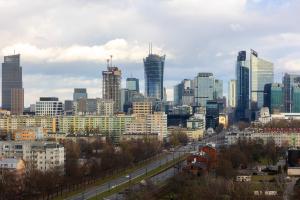 - une vue sur les toits de la ville avec une autoroute dans l'établissement Business Apartments with Parking by Renters, à Varsovie