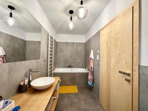Horská chata Popcorn في أبيرتامي: حمام مع حوض وحوض استحمام