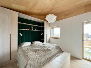Horská chata Popcorn في أبيرتامي: غرفة نوم بسرير كبير مع اللوح الاخضر