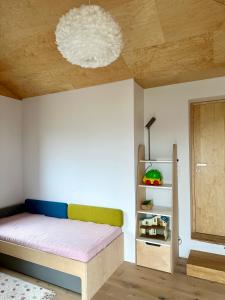 Horská chata Popcorn في أبيرتامي: غرفة نوم بسرير وسقف خشبي