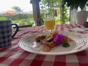 ein Teller mit Lebensmitteln auf einem Tisch mit einem Glas Orangensaft in der Unterkunft Cannatel Exclusive Hotel in La Tebaida