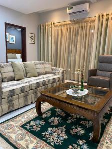 sala de estar con sofá y mesa de centro en Aquaview Apartments, en Bijilo