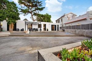 Vila BaleiraにあるCasa Fonte São Joãoの白屋前の空き駐車場