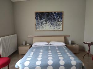 1 dormitorio con 1 cama y una pintura en la pared en Il Melograno en Calitri