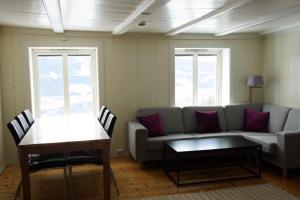 Øyer的住宿－Hafjell Farmhouse，客厅配有沙发和桌子