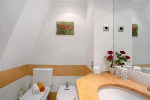 uma casa de banho com um WC branco e um lavatório. em Sun and Moon em Porto Santo