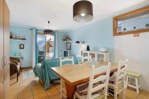 una cucina e una sala da pranzo con tavolo e sedie di Sun and Moon a Porto Santo